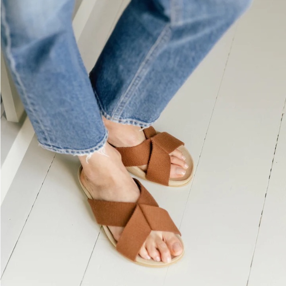 Jenni Kayne Cotton Crossover Sandal in Walnut EUC
